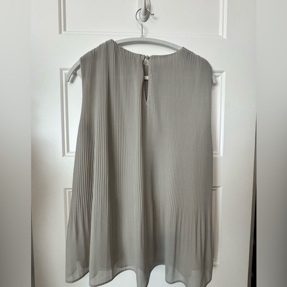 H&M Gray Sleeveless Pleated Blouse Size Small - Picture 3 of 7